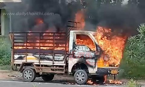 ஓடும் சரக்கு வேனில் திடீர் தீ