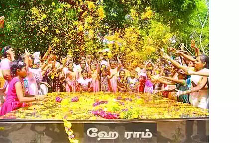 மதுரையில் காந்தி அஸ்தி பீடத்தில் மாணவர்கள் மலரஞ்சலி