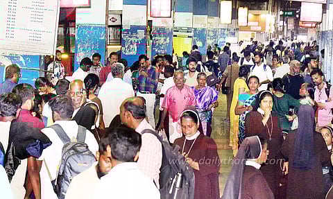 மத்திய பஸ் நிலையத்தில் பயணிகள் கூட்டம் அலைமோதல்