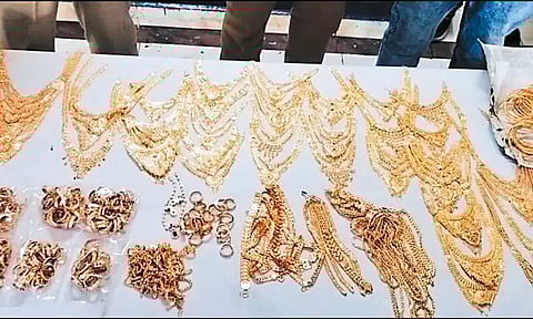 எக்ஸ்பிரஸ் ரெயிலில் ரூ.1 கோடி தங்க நகைகள் பறிமுதல்