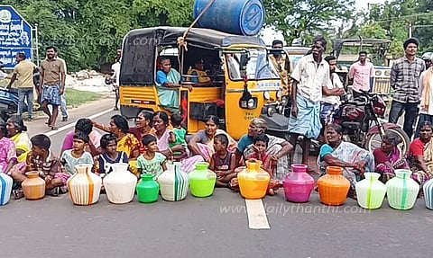 உசிலம்பட்டி அருகே குடிநீர் வழங்கப்படாததை கண்டித்து கிராம மக்கள் அடுத்தடுத்து சாலை மறியல் - போக்குவரத்து பாதிப்பு