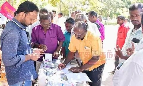 சாலை பணியாளர்கள் ரத்த கையெழுத்து இயக்கம்