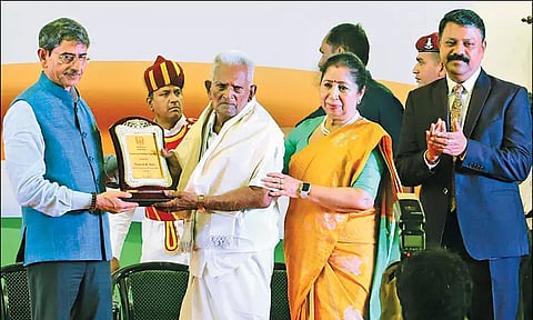 காந்தி ஜெயந்தியையொட்டி சுதந்திர போராட்ட தியாகிகள் கவுரவிப்பு: கவர்னர் கேடயம் வழங்கினார்