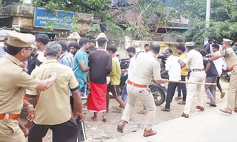 பட்டா கேட்டு சாலை மறியலில் ஈடுபட்ட பொதுமக்கள் மீது போலீஸ் தடியடி