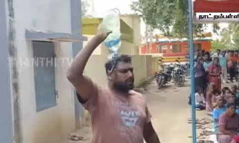 கிராம சபை கூட்டத்தில் தீக்குளிக்க முயன்ற இளைஞரால் பரபரப்பு