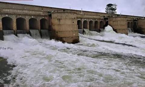 கர்நாடக அணைகளுக்கு நீர் வரத்து அதிகரிப்பு - காவிரியில் நீர் திறப்பு குறைப்பு...!