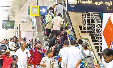 2-வது நாளாக 41 மின்சார ரெயில்கள் ரத்து: மெட்ரோ ரெயில் நிலையத்தில் அலைமோதிய கூட்டம்