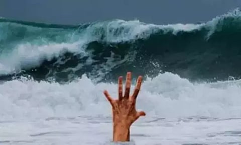 கடலில் குளித்து கொண்டிருந்தபோது ராட்சத அலையில் சிக்கி வாலிபர் பலி