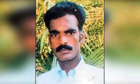 கும்மிடிப்பூண்டி அருகே தொழிலாளி ஏரியில் பிணமாக மீட்பு - கொலையா? போலீசார் விசாரணை