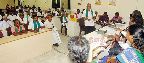 அனைத்து துறைகளின் திட்ட விளக்க கையேடு வழங்க விவசாயிகள் வலியுறுத்தல்