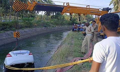 பி.ஏ.பி. கால்வாயில் கார் பாய்ந்தது