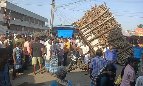 விக்கிரவாண்டியில் மரக்கட்டைகள் ஏற்றி வந்த டிராக்டர் கவிழ்ந்ததால் போக்குவரத்து பாதிப்பு