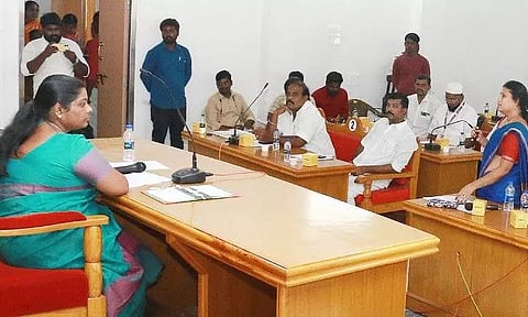 மழைக்காலம் வர உள்ளதால் அனைத்து வார்டுகளிலும் வடிகால் வாய்க்காலை விரைந்து தூர்வார வேண்டும்; நகரமன்ற கூட்டத்தில் கவுன்சிலர்கள் வலியுறுத்தல்