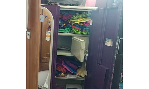 தேனி அருகேகல்லூரி பேராசிரியர் வீட்டில் 20 பவுன் நகை திருட்டு:மர்ம நபர்கள் கைவரிசை