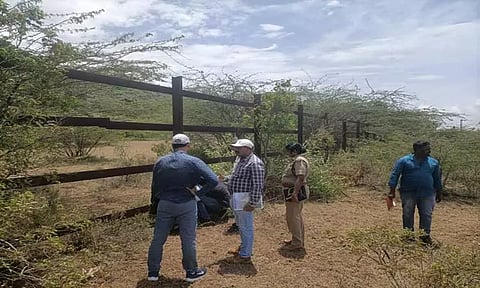 தண்டவாளத்தின் ஓரத்தில் இரும்பு தடுப்புகள்