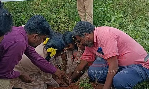 மரக்கன்றுகள் நடும் நிகழ்ச்சி