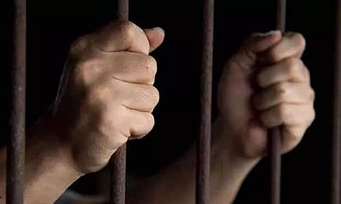 மோட்டார் சைக்கிளை ஏற்றி தொழிலாளியை கொன்ற வழக்கில் வாலிபருக்கு ஆயுள் தண்டனை