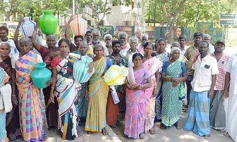 குடிநீர் கேட்டு காலிக்குடங்களுடன் கலெக்டர் அலுவலகம் வந்த கிராம மக்கள்