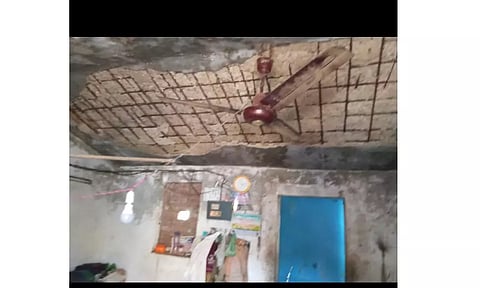 வீட்டின் மேற்கூரை இடிந்து விழுந்தது