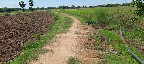 மயானத்திற்கு செல்லும் மண் பாதையை தார் சாலையாக மாற்றித்தர வேண்டும்