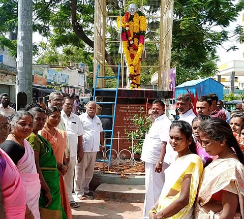 சர்வோதய சங்கம் சார்பில் காந்தி சிலைக்கு மாலை அணிவித்து மரியாதை