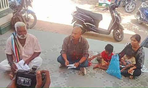 தாலுகா அலுவலகத்தில் தரையில்அமர்ந்து விவசாயி போராட்டம்