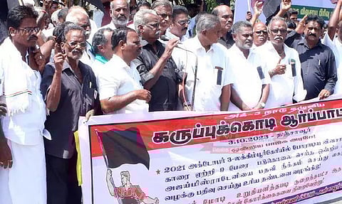 ஐக்கிய விவசாயிகள் முன்னணியினர் கருப்பு கொடி ஏந்தி ஆர்ப்பாட்டம்