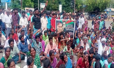 இளம்பெண் உடலை வாங்க மறுத்து உறவினர்கள் திடீர் சாலை மறியல்