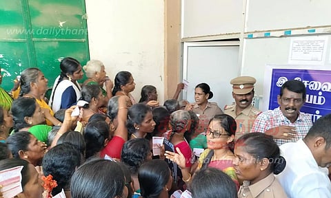 இ-சேவை மையத்தை பொதுமக்கள் முற்றுகை