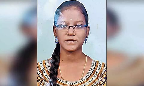 திருவள்ளூர் அருகே என்ஜினீயரிங் மாணவி தூக்குப்போட்டு தற்கொலை