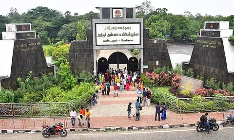 வண்டலூர் பூங்காவை 4 நாட்களில் 56 ஆயிரம் பேர் சுற்றி பார்த்தனர்; 2 நாட்களில் 950 பேர் சிங்கம் உலாவிட பகுதியை பார்வையிட்டனர்