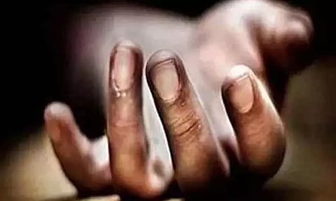 நடுரோட்டில் கழுத்தை அறுத்து வாலிபர் தற்கொலை