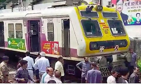 மின்சார ரெயில் தடம் புரண்டது; ரெயில் போக்குவரத்து பாதிப்பு