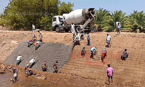 உடைப்பு ஏற்பட்ட பகுதியில் சீரமைப்பு பணி மும்முரம்