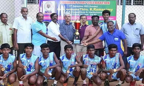 கைப்பந்து போட்டியில் வெற்றி பெற்ற அணிகளுக்கு பரிசு