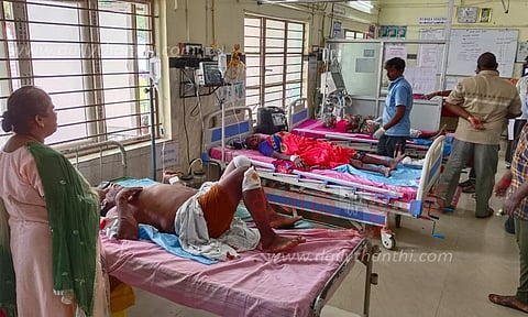 கார் மரத்தில் மோதி 3 பேர் காயம்