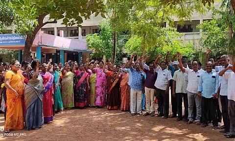 ஆசிரியர்கள் திடீர் ஆர்ப்பாட்டம்