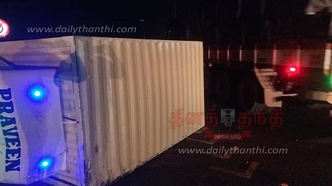 தொப்பூர் கணவாயில்கன்டெய்னர் லாரி கவிழ்ந்தது டிரைவர் படுகாயம்