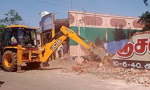 நெடுஞ்சாலையோர ஆக்கிரமிப்புகள் அகற்றம்