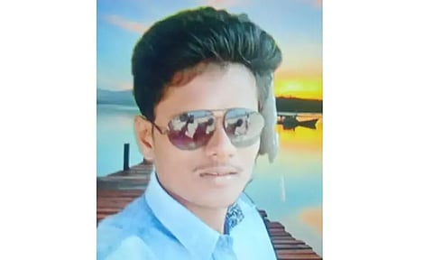 விழுப்புரத்தில் பரபரப்பு:கடன் தர மறுத்ததால் வாலிபர் வெட்டிக்கொலை; கொலையாளிக்கு போலீஸ் வலைவீச்சு