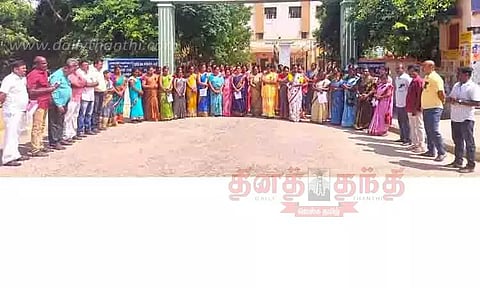 தொடக்கப்பள்ளி ஆசிரியர் கூட்டணியினர் கவன ஈர்ப்பு ஆர்ப்பாட்டம்