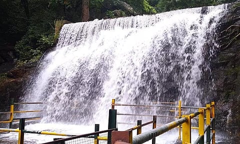 சுருளி அருவியில் சுற்றுலா பயணிகள் குளிக்க தடை