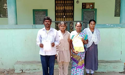 கூட்டுறவு கடன் சங்க அலுவலகம் முன்பு குடும்பத்துடன் தொழிலாளி தர்ணா