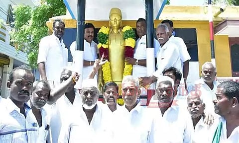 எம்.ஜி.ஆர். சிலைக்கு அய்யாத்துரை பாண்டியன் மரியாதை
