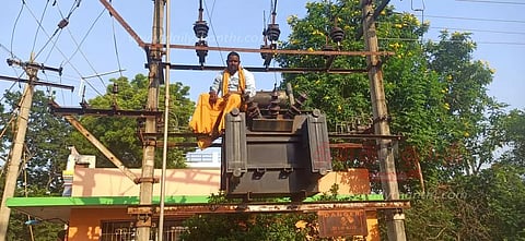 டிரான்ஸ்பார்மரில் ஏறி காண்டிராக்டர் போராட்டம்