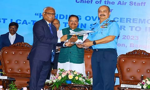 இலகுரக தேஜஸ் போர் விமானம், விமானப்படையிடம் ஒப்படைப்பு