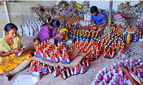 மதுரையில் நவராத்திரிக்கு தயாராகும் கொலு பொம்மைகள்