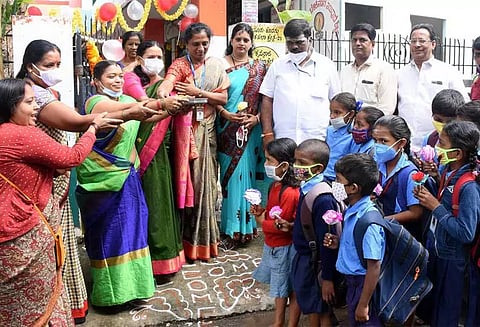 பள்ளிகளின் நேரத்தை மாற்றுவது பற்றி கல்வித்துறை இன்று முக்கிய ஆலோசனை