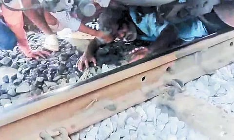 பல்லாவரம் ரெயில் நிலையத்தில் ரெயிலின் அடியில் சிக்கிய முதியவரால் பரபரப்பு