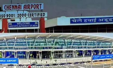 சென்னை மீனம்பாக்கம் விமான நிலையத்தில் இணையதள சேவை முடக்கத்தால் 20 விமானங்கள் தாமதம் - 4 மணி நேரம் பயணிகள் தவிப்பு